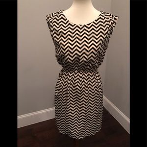 Lined short sleeve chevron dress
